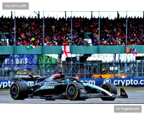 拉塞尔第四名完赛稳居积分榜 梅赛德斯车手持续出色发挥 拉塞尔第四名完赛稳居积分榜 梅赛德斯车手持续出色发挥